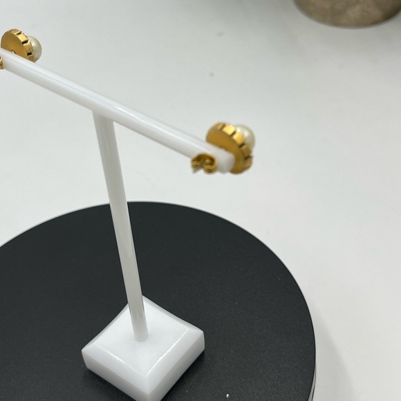 Marc Jacobs Small Strass Pearl in Cream & Antique Gold Studs - Picture 9 of 16